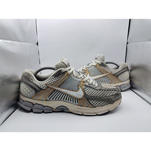 Size 9.5M | 11W - Nike Zoom Vomero 5 Platinum Tint Metallic Gold - HJ7247-099 - Picture 1 of 9